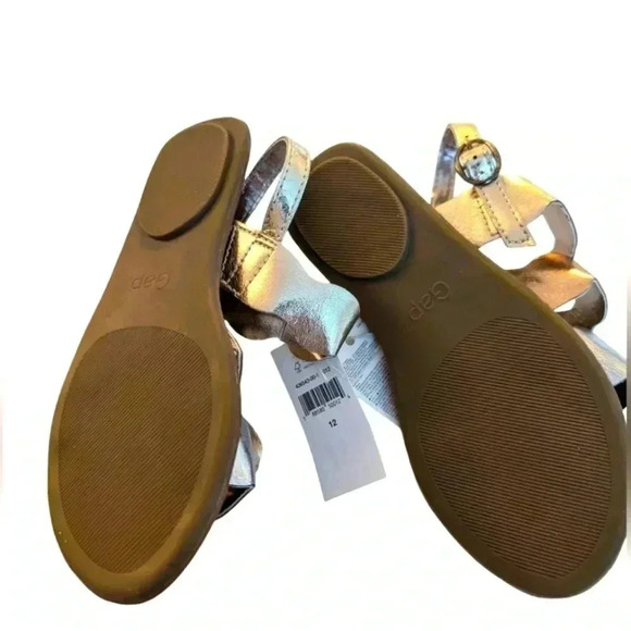 NWT Gap Kids Girl's Metallic Shiny Scalloped Silver Sandal SZ 12 - Picture 4 of 9